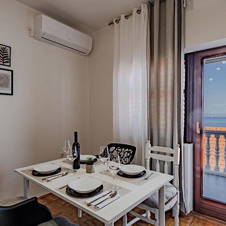 2 Bedroom Nice Apartment In Prigradica Exterior photo
