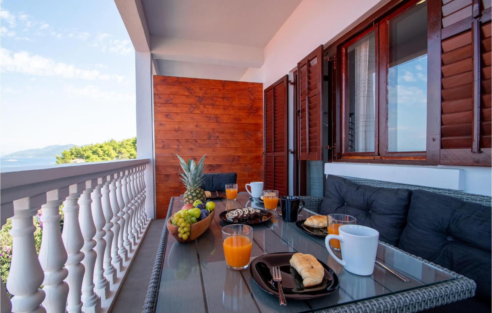 2 Bedroom Nice Apartment In Prigradica Exterior photo