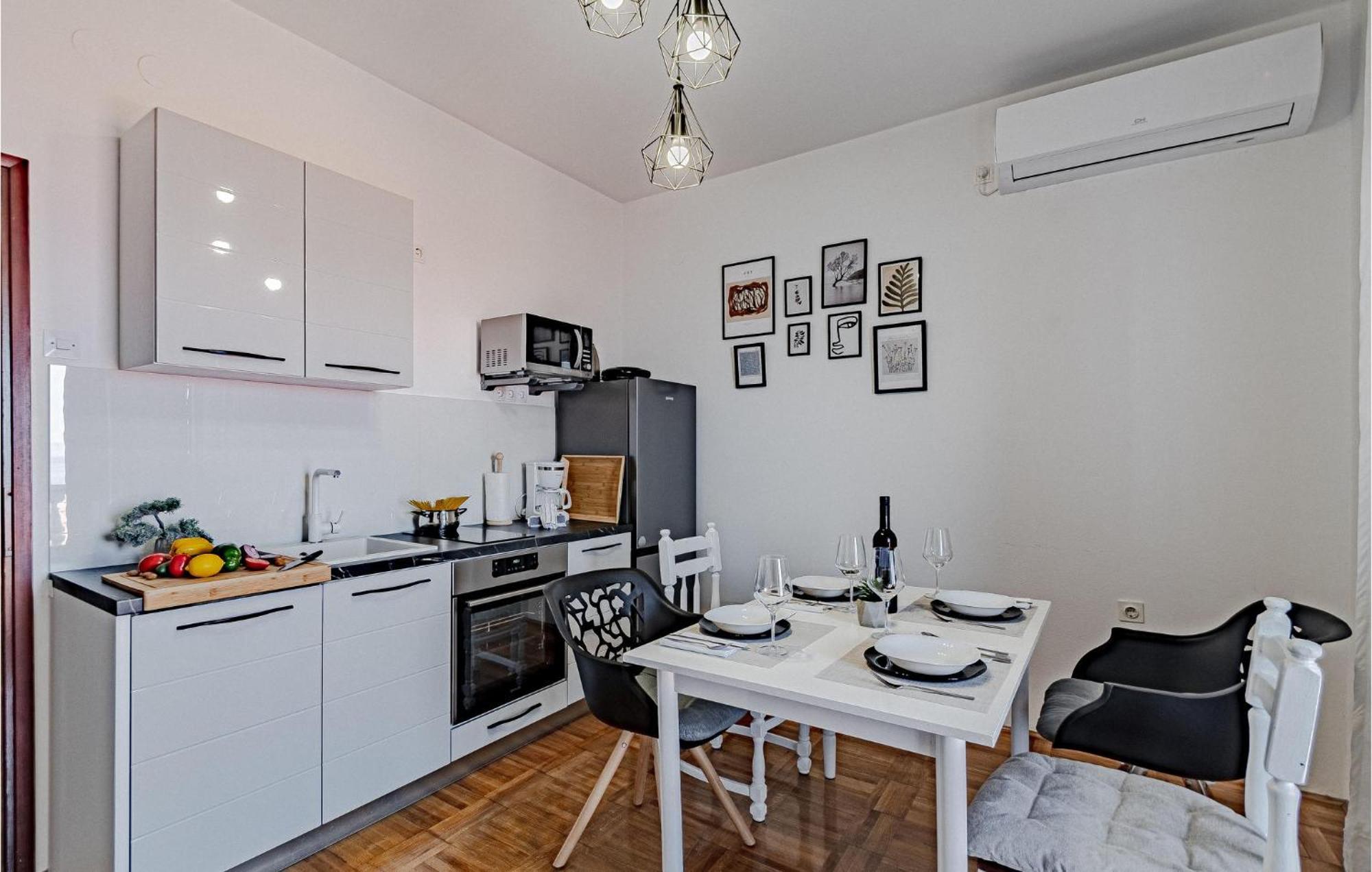 2 Bedroom Nice Apartment In Prigradica Exterior photo