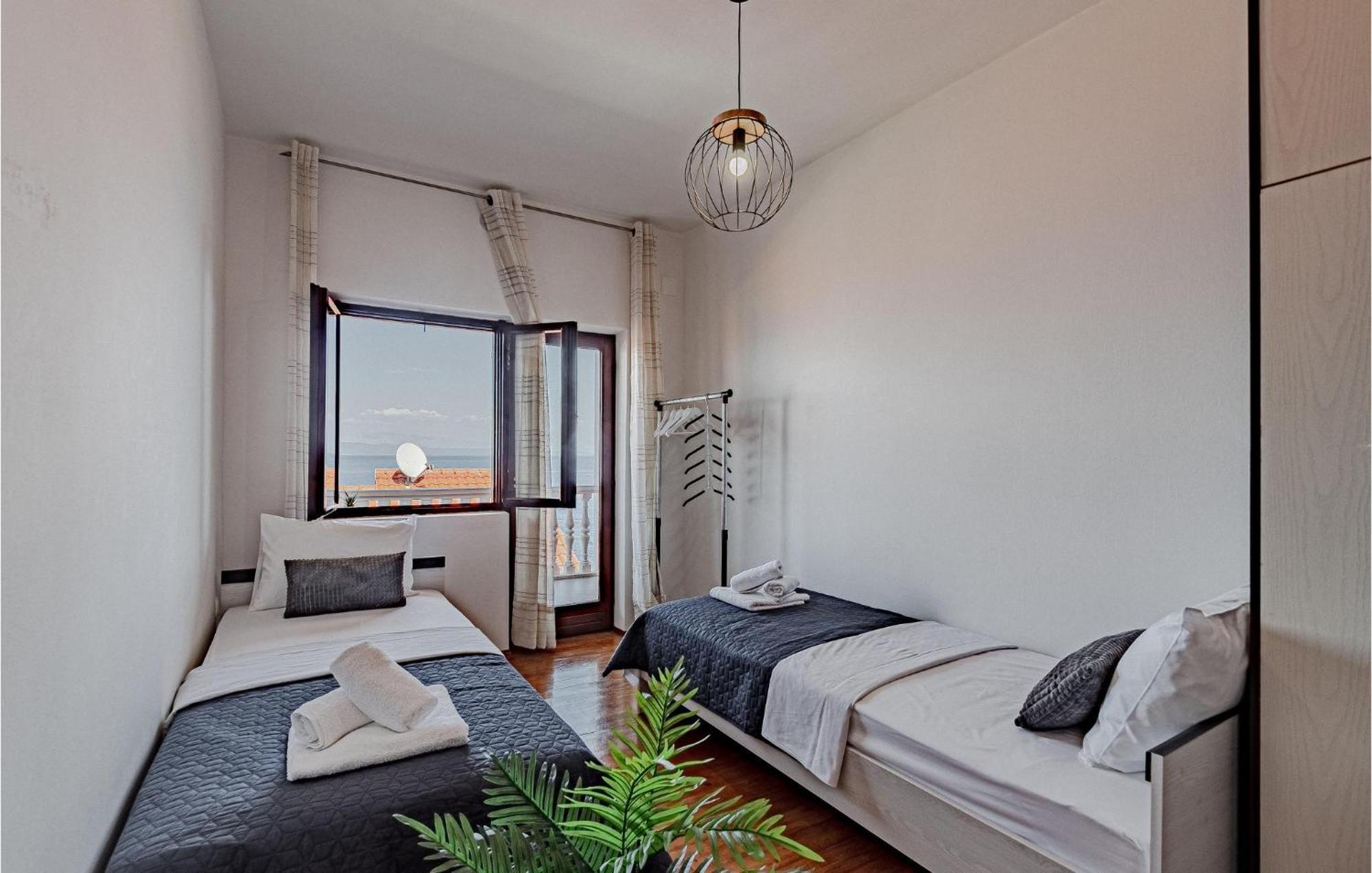 2 Bedroom Nice Apartment In Prigradica Exterior photo