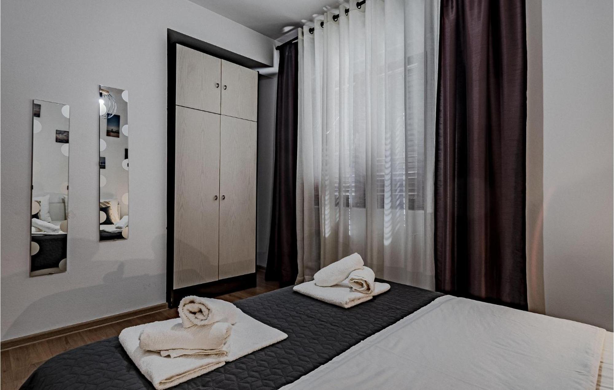 2 Bedroom Nice Apartment In Prigradica Exterior photo