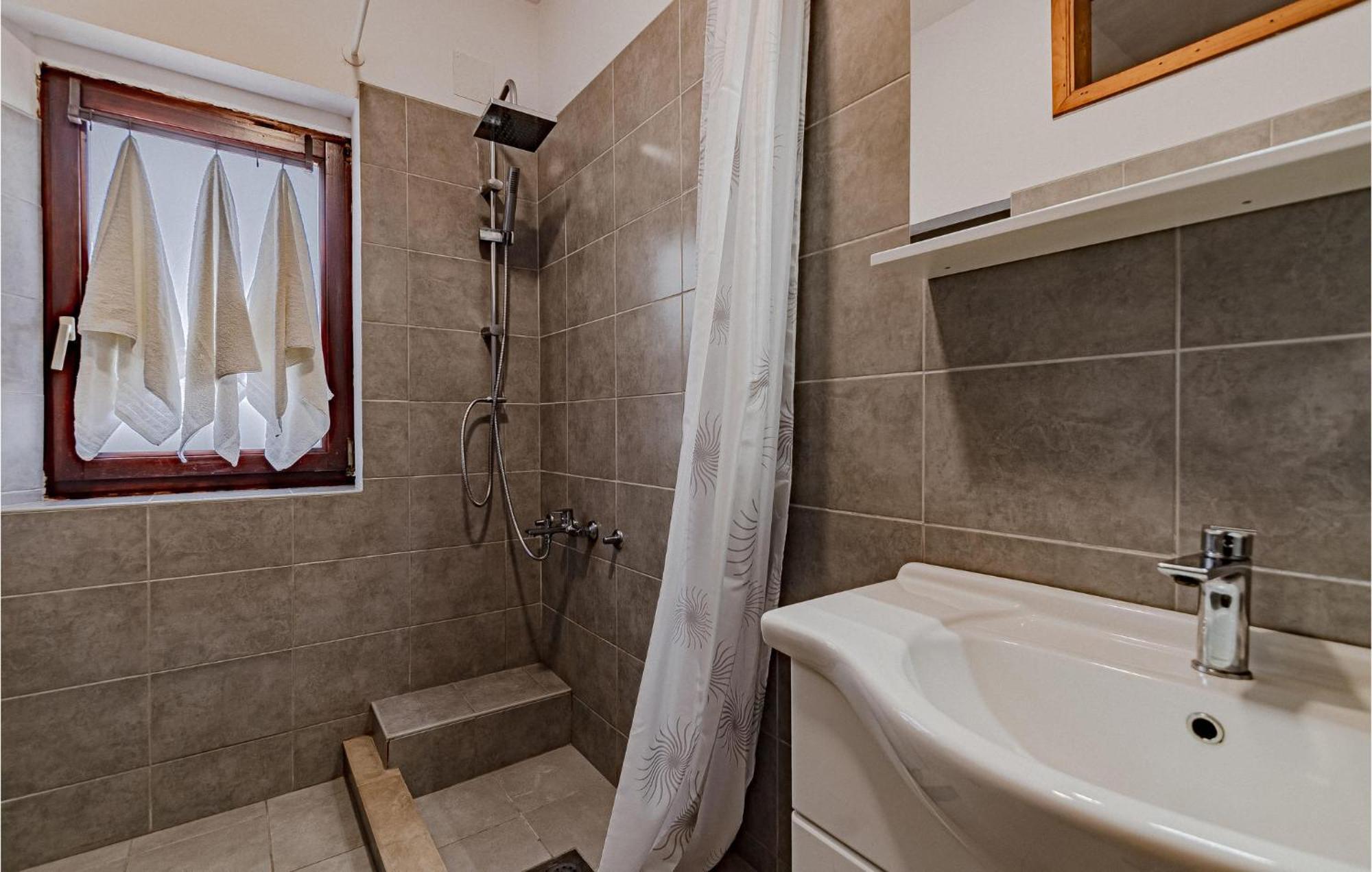 2 Bedroom Nice Apartment In Prigradica Exterior photo