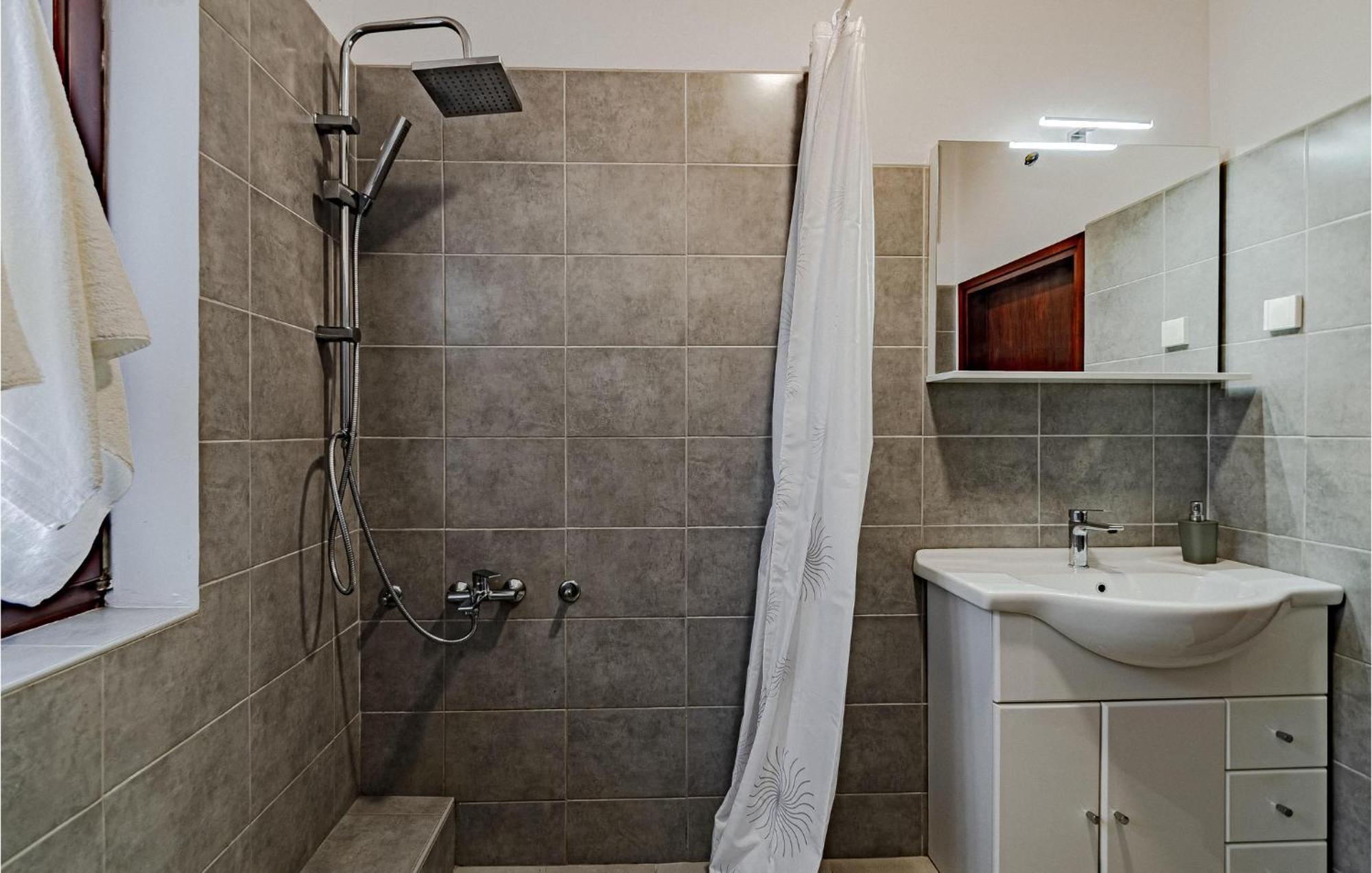2 Bedroom Nice Apartment In Prigradica Exterior photo