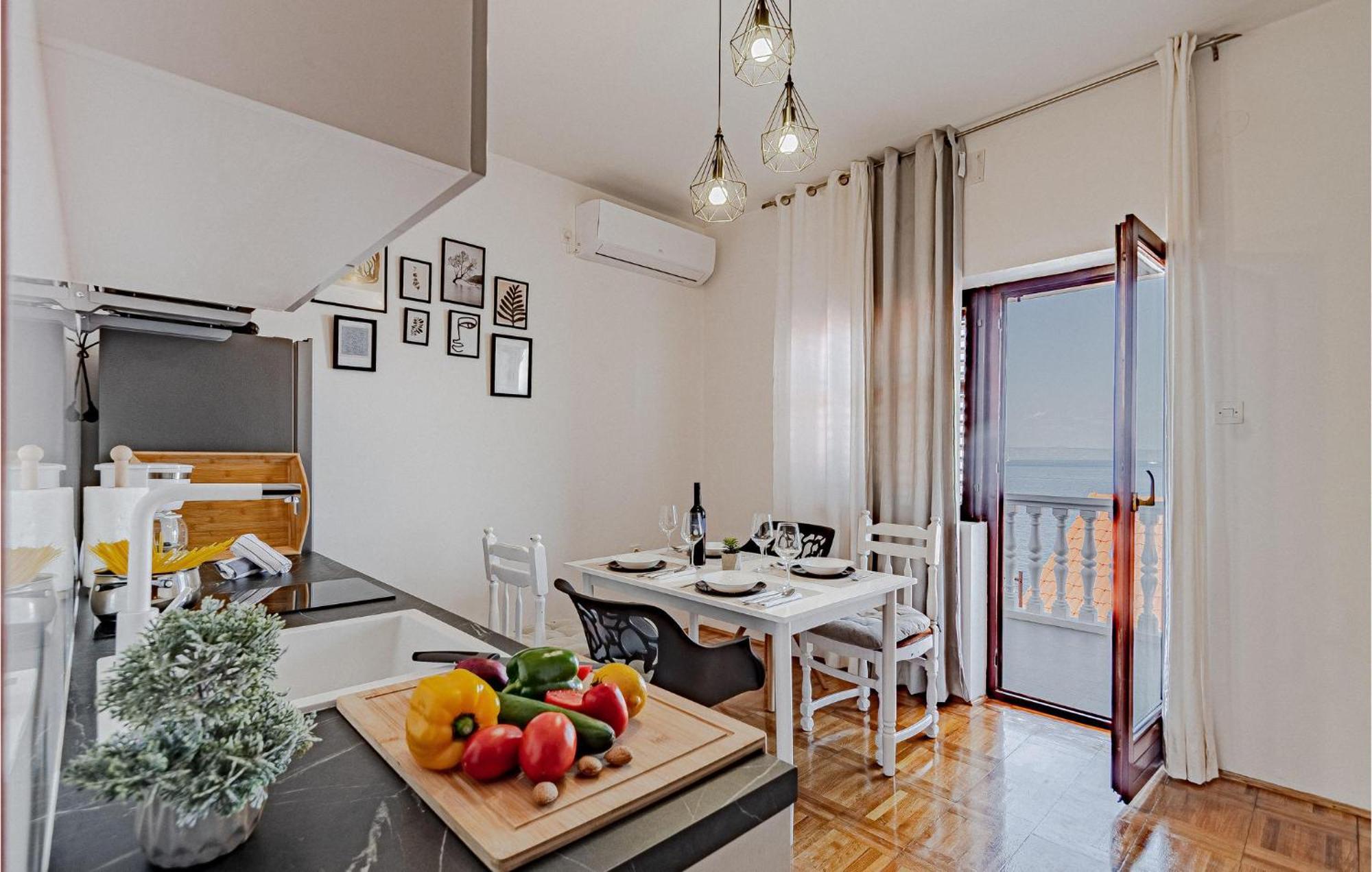 2 Bedroom Nice Apartment In Prigradica Exterior photo